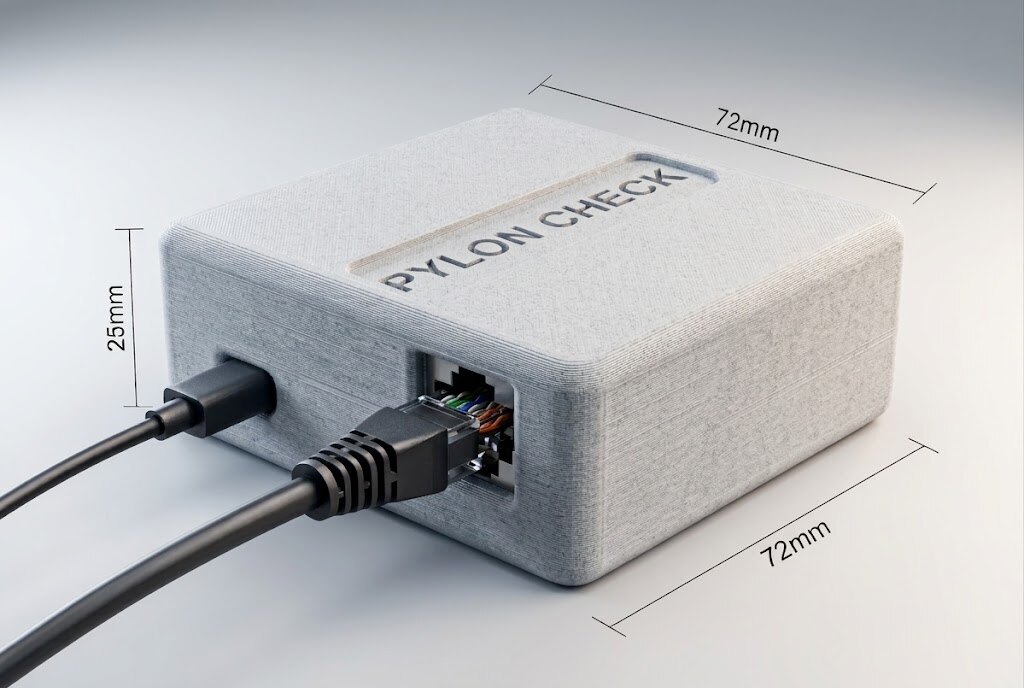 PylonCheck-Box, 72 × 72 × 25 mm, mit eingestecktem RJ45-Konsolenkabel und USB-C-Stromkabel